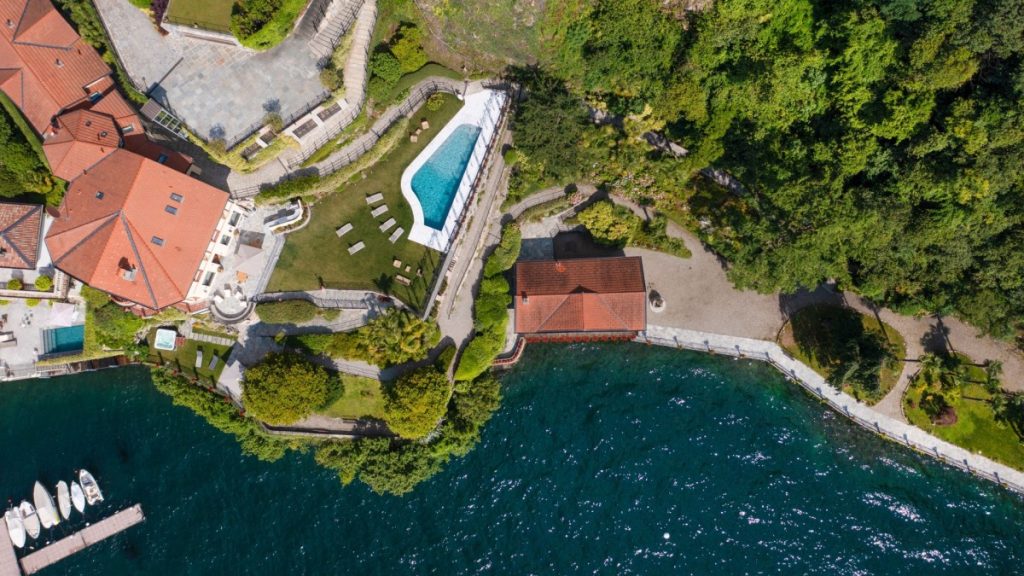 Villa Splendora on Lake Como with lakeside access, gardens, and pool, an elegant example of luxury villas on Lake Como.