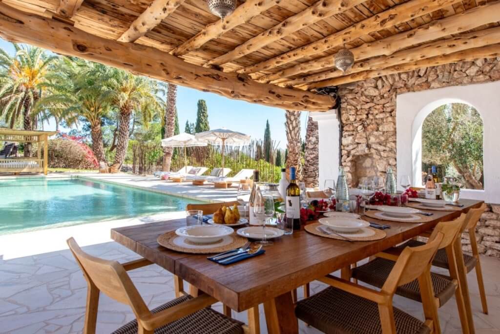Aldana Amalfi Coast villa with an infinity pool overlooking the sea and an elegant outdoor dining terrace