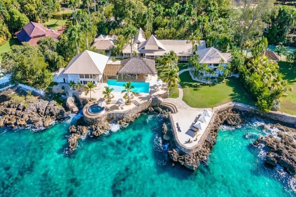 Fantasia’s clifftop pool, oceanfront terraces, and private loungers