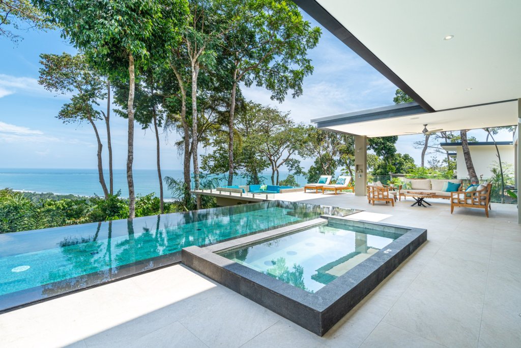 Casa LaVista’s infinity pool and jacuzzi at one of the best places to travel for Thanksgiving