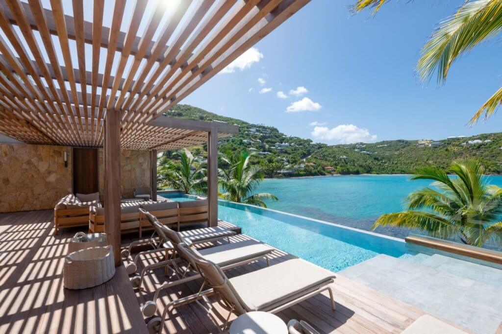 Villa Linda’s infinity pool and shaded terrace overlooking a turquoise bay